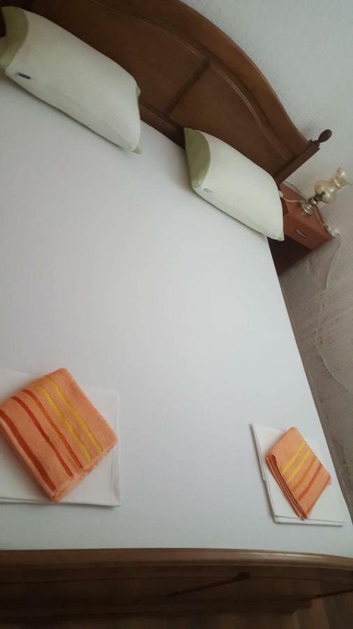 Apartman Zahira Karlobag Exteriör bild