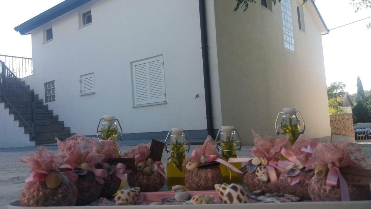 Apartman Zahira Karlobag Exteriör bild